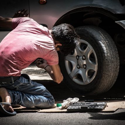 child labor, car mechanic, cars-934900.jpg